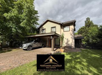 Casa · 211m² · 5 Ambientes · Chalet Estilo Clasico en Venta en Saint Thomas Norte