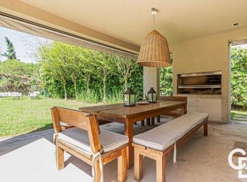 Casa · 220m² · 5 Ambientes · 4 Cocheras · Casa en Venta, Ayres de Pilar. Una Planta y 4 Dorm..