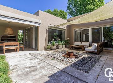 Casa · 220m² · 5 Ambientes · 4 Cocheras · Casa en Venta, Ayres de Pilar. Una Planta y 4 Dorm..