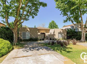 Casa · 220m² · 5 Ambientes · 4 Cocheras · Casa en Venta, Ayres de Pilar. Una Planta y 4 Dorm..