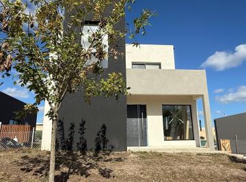Casa · 130m² · 5 Ambientes · Casa en Venta en Santa Elena, Pilar del Este, Pilar