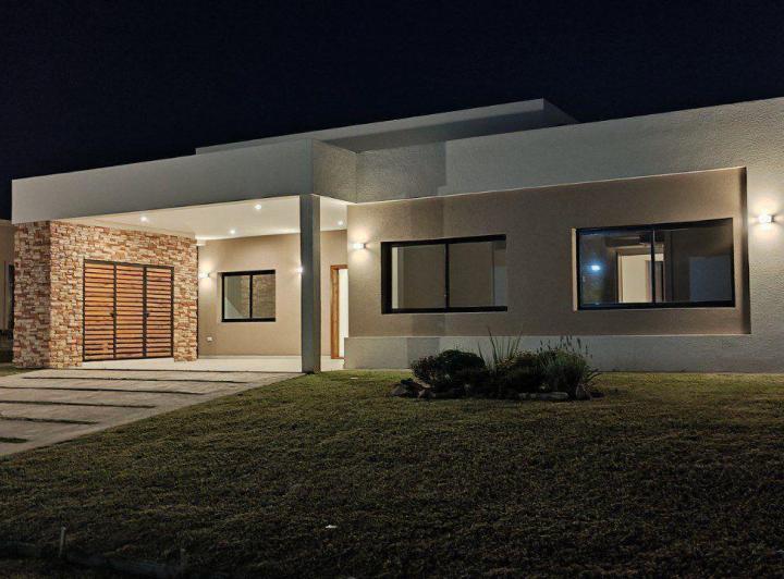 Casa · 212m² · 3 Dormitorios · 2 Cocheras