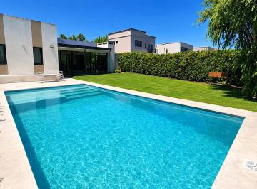 Casa · 129m² · 4 Ambientes · 4 Cocheras · Casa con Pileta en Santa Guadalupe Pilar del Este