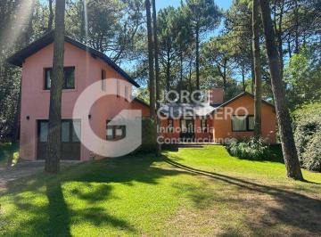 Casa · 160m² · 3 Dormitorios · 1 Cochera · Casa - Carilo