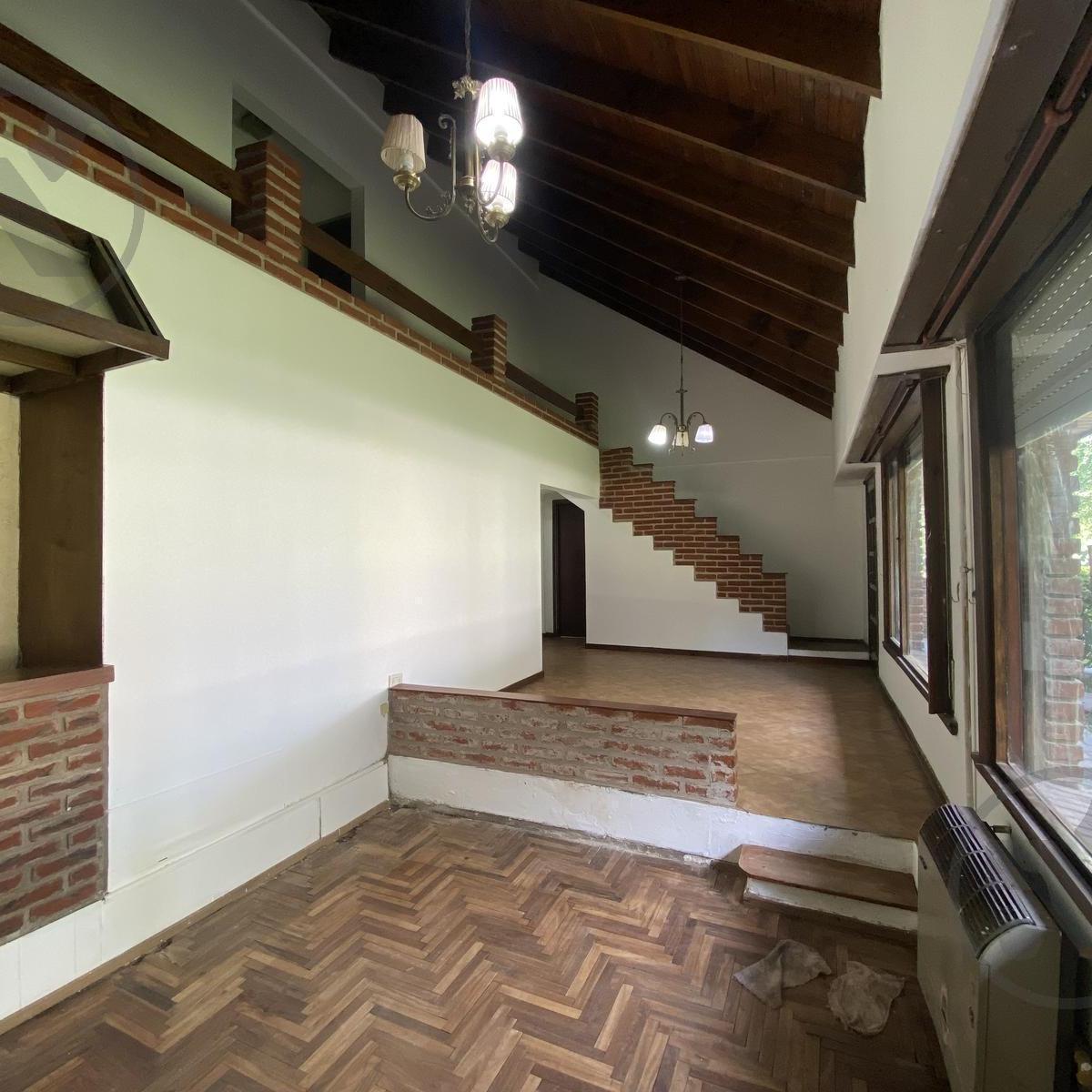 Venta | casa 4 ambientes | cochera y jardin chalet en lote propio
