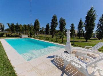 Casa · 130m² · 4 Ambientes · 3 Cocheras · Casa con Pileta en Santa Guadalupe Pilar del Este