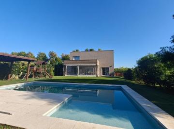 Casa · 249m² · 4 Ambientes · 2 Cocheras · Casa con Pileta en Santa Guadalupe Pilar del Este