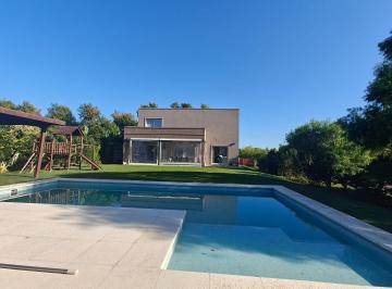 Casa · 249m² · 4 Ambientes · 2 Cocheras · Casa con Pileta en Santa Guadalupe Pilar del Este