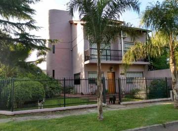 Casa de 6 ambientes, Ituzaingó · Casa con 4 Dorm. en Venta, 472 m² en Villa Udaondo