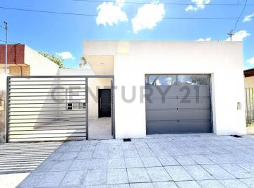 Casa · 100m² · 3 Ambientes · 1 Cochera · Casa Totalmente Remodelada en Barrio Centro II – Venado Tuerto