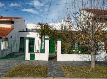 Casa · 166m² · 4 Ambientes · 1 Cochera · Casa en Venta Cuatro Ambientes con Escritorio, Garaje y Parque en Zona La Perla