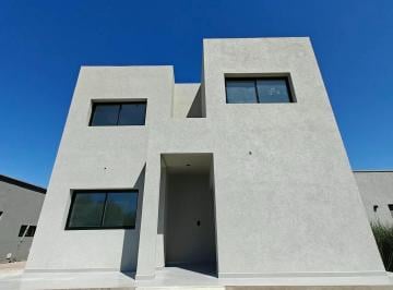 Casa · 163m² · 5 Ambientes · Moderna Casa 6 Ambientes en San Pablo Pilar