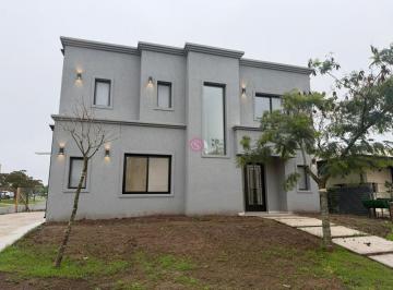 Casa · 153m² · 5 Ambientes · 2 Cocheras · Casa en Venta en Santa Elena, Pilar del Este, Pilar