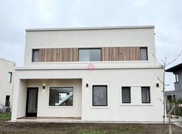 Casa · 135m² · 5 Ambientes · 2 Cocheras · Casa en Venta en Santa Elisa, Pilar del Este, Pilar