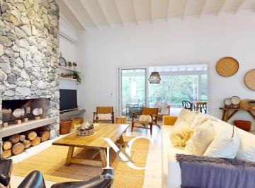 Casa · 260m² · 7 Ambientes · 1 Cochera · Casa en Venta en Costa Esmeralda, Cerca del Mar