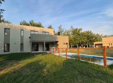 Casa · 210m² · 5 Ambientes · 1 Cochera · Casa en Venta de 3 Dorm. - a Estrenar en Haras del Sur III