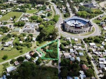 Terreno · 1861m² · Terreno en Venta de 1861 m² con Salida a 2 Calles a m de Plaza de Toros en Colonia