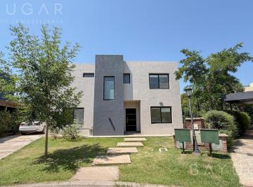 Casa · 140m² · 5 Ambientes · Venta / Casa - Barrio Privado Los Robles - Apto Crédito