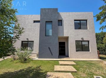 Casa · 140m² · 5 Ambientes · Venta / Casa - Barrio Privado Los Robles - Apto Crédito