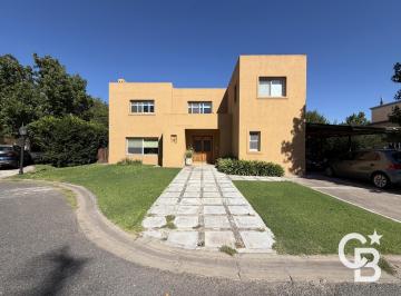 Casa · 192m² · 6 Ambientes · 2 Cocheras · Casa en La Herradura Barrio Privado - Apto Financiacion