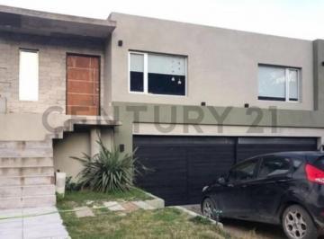 Casa · 250m² · 5 Ambientes · Casa 5 Ambiente en Venta con Pileta - Villa Gesell Golf