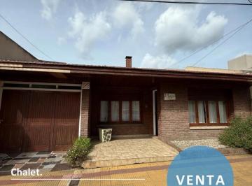 Casa · 326m² · 4 Ambientes · 1 Cochera · Chalet de Tres Dorm. en Calle 4 de Abril Al 200