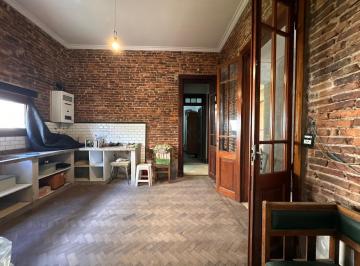 Casa · 150m² · 7 Ambientes · 1 Cochera · Venta de Casa con Desarrollo Comercial