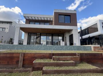 Casa · 465m² · 6 Ambientes · 3 Cocheras · Casa en Venta 6 Ambientes en Barrio El Yacht Nordelta Al Río (Avance 99%) con Financiacion.