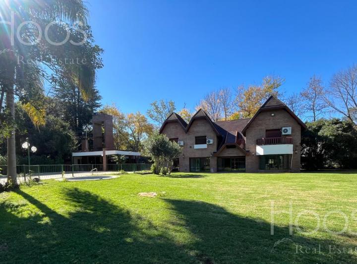 Casa · 240m² · 5 Ambientes · 4 Cocheras