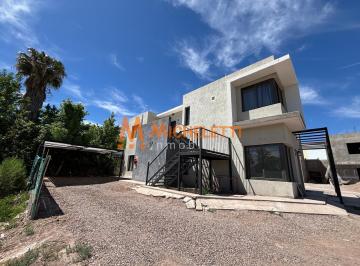 Casa · 73m² · 4 Ambientes · 1 Cochera · Dúplex en Calle Cervantes