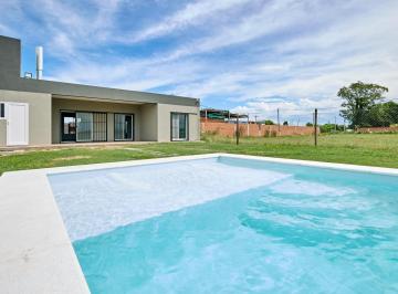 Casa · 160m² · 3 Ambientes · 2 Cocheras · Casa de 2 Dorm. con Pileta - Fincas de Ibarlucea