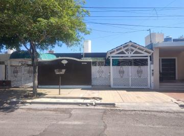 Casa · 250m² · 9 Ambientes · 2 Cocheras · Apta Crédito Hipotecario. B° San Juan. Calle Morales 2265 (E)