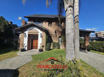 Casa · 170m² · 5 Ambientes · 1 Cochera · Venta de Casa en Banco Provincia con 4 Ambientes