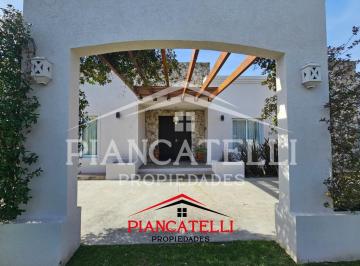 Casa · 225m² · 5 Ambientes · 2 Cocheras · Casa en Venta con 5 Ambientes en Comarcas de Lujan. Santa Irene