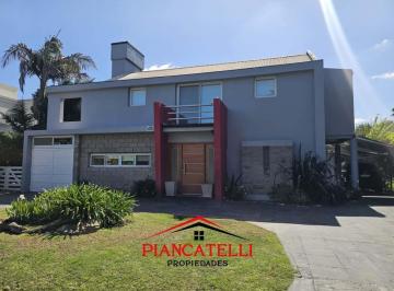 Casa · 237m² · 4 Ambientes · 4 Cocheras · Casa en Venta con 4 Ambientes en Banco Provincia
