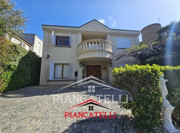 Casa · 213m² · 5 Ambientes · Casa con 4 Habitaciones en Banco Provincia Country Club