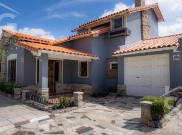 Casa · 230m² · 4 Ambientes · 2 Cocheras · Casa en Venta de 4 Ambientes en Ramos Mejia
