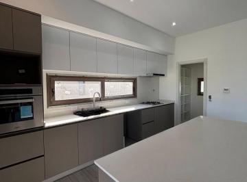Casa · 200m² · 4 Ambientes · Casa en Venta, Canning - Barrio Fincas del Alba