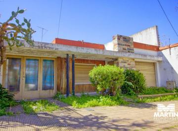 Casa · 85m² · 3 Ambientes · 1 Cochera · Casa en Venta de 3 Ambientes en Martinez a Reciclar con Cochera y Jardín