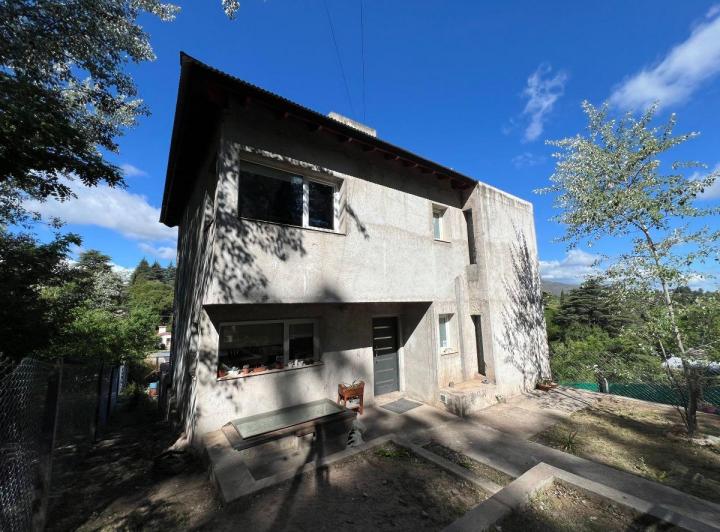 Casa · 273m² · 7 Ambientes · 1 Cochera