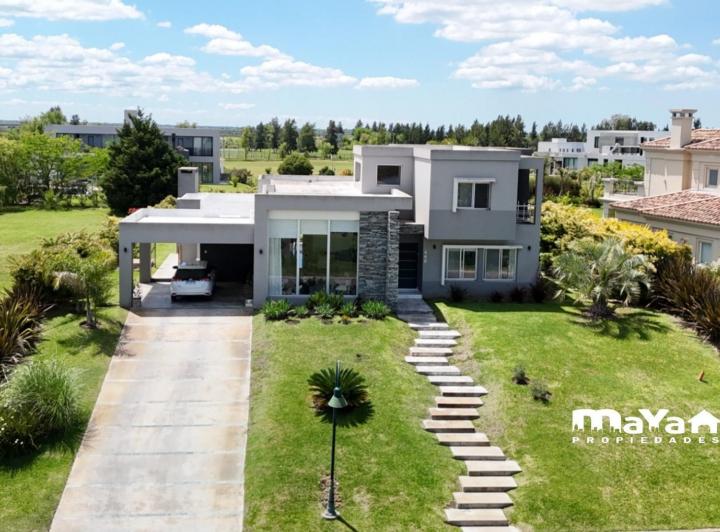 Casa · 219m² · 5 Ambientes · 2 Cocheras
