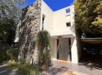 Casa · 178m² · 3 Ambientes · 2 Cocheras · Casa en Venta con Piscina en Ranelagh Golf Club