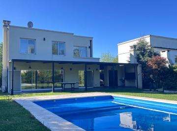Casa · 138m² · 4 Ambientes · 2 Cocheras · Casa a La Venta en Lote Central en Santa Guadalupe - con Renta Hasta Ene/27