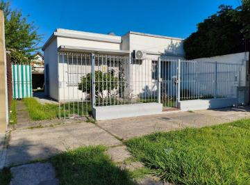 Casa de 3 ambientes, Lomas de Zamora · Casa 3 Amb con Fondo Libre y Cochera (Apta Crédito)