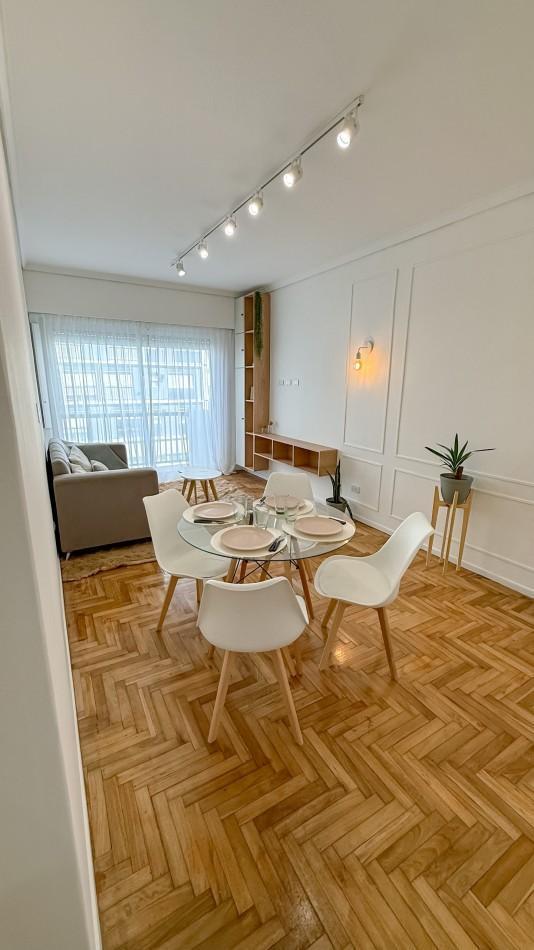 Departamento de 2 ambientes con dependencia. Balcón saliente con vista abierta al frente.