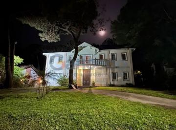 Casa · 200m² · 7 Ambientes · 1 Cochera · Casa en Alquiler con Pileta Pinamar Golf Nuevo
