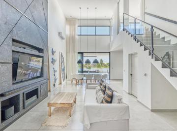 Casa · 255m² · 5 Ambientes · 2 Cocheras · Hermosa Casa a Laguna en Venta en El Canton Norte