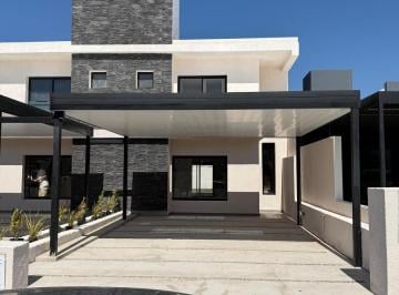 Casa · 124m² · 4 Ambientes · 2 Cocheras · ¡A Estrenar en Docta! Dúplex 3 Dorm. | ¡Con Gas y Cochera Doble Paralelo!