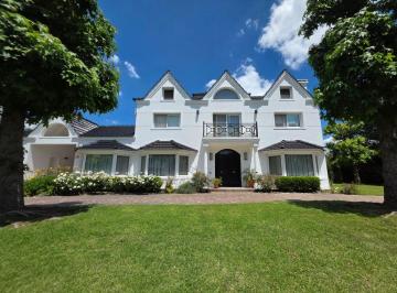 Casa de 9 ambientes, Pilar · 4 Dorm. Sobre Lote de 1500 m²