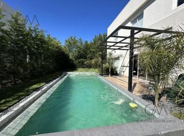 Casa · 220m² · 5 Ambientes · Casa en Alquiler Temporario en Barrio Rumenco